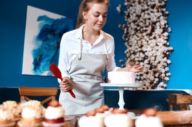 kreatif aşçı kozalaklı tatlıyla süslüyor.