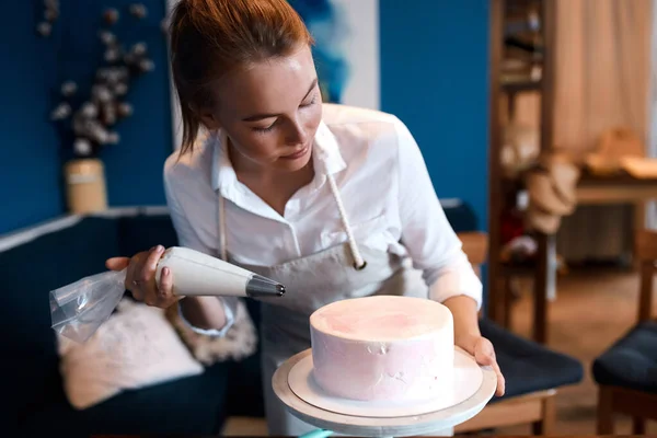 Serieus getalenteerd meisje geconcentreerd op koken, leren bakken taart — Stockfoto