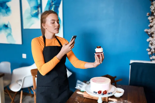 Hermosa confitera haciendo video de su proceso de cocción — Foto de Stock