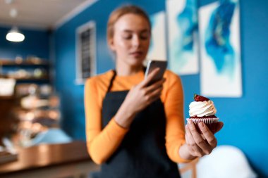 Fotoğrafı kapat. Çilekli keke odaklan.