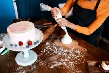 Gurme kek, bir müşteri için çalışan şef, bir parti için tatlı hazırlamak