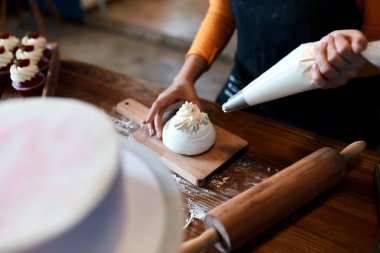 Kek süslemeyi öğrenen kız.