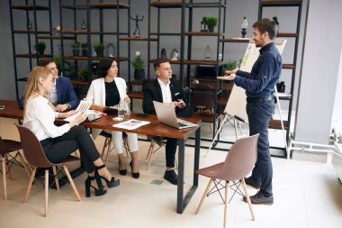 Neşeli motivasyonlu bir adam tavsiyelerde bulunuyor, yeni bir iş kurmasını tavsiye ediyor