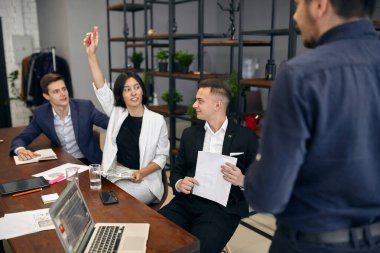 Sana bir soru sorabilir miyim, esmer kadın iş yapma fikrini sunmak istiyor.