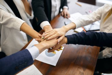 İş adamları ve kadınlar el ele tutuşuyor.