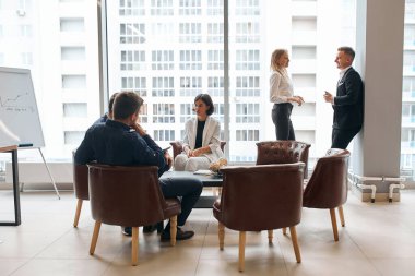 Genç hırslı insanlar ciddi kararlar alıyorlar.