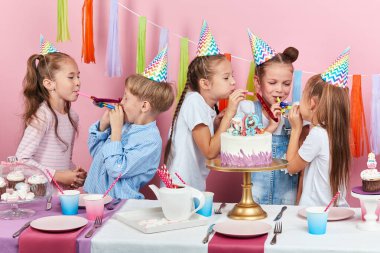 Küçük çocuklar doğum gününde eğleniyor.