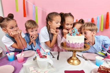 Çocuklar tatlının yaratıcı dekorasyonunun tadını çıkarıyor.