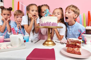 Küçük duygusal konuklar alışılmadık bir pasta süslemesiyle şaşırıyorlar.