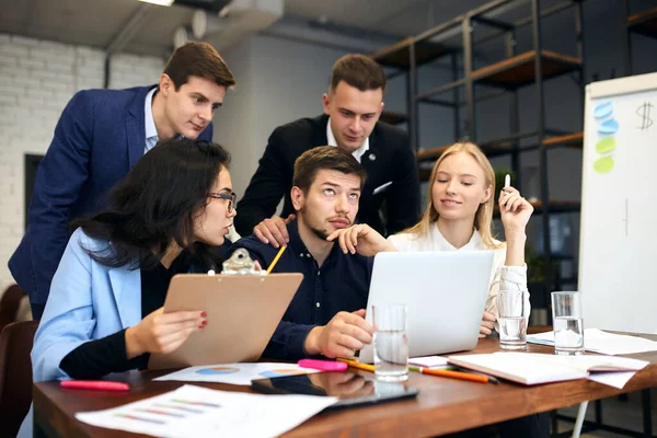 Pensativo tipo reflexivo mirando hacia arriba tratando de recordar algo de información — Foto de Stock