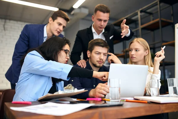 Jóvenes trabajadores de oficina corrigiendo el documento — Foto de Stock