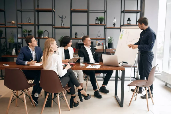 Jeunes gens d'affaires analiser la présentation — Photo