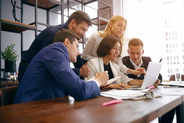 Jóvenes hombres y mujeres que preparan el proyecto empresarial — Foto de Stock