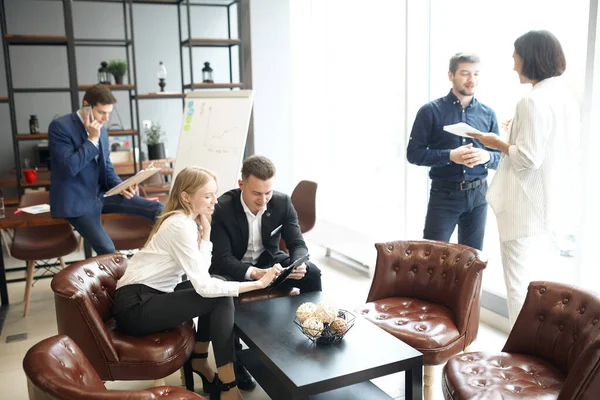 Jóvenes creativos ambiciosos empresarios en el lugar de trabajo — Foto de Stock