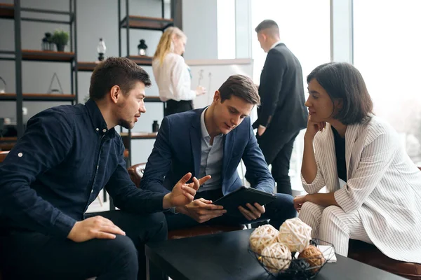 Jóvenes empresarios que debaten los aspectos positivos y negativos del problema — Foto de Stock