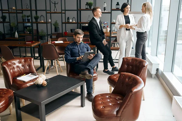 Exitoso joven empresario consultando clientes en línea — Foto de Stock