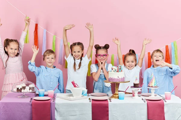 Meninos e meninas alegres comemorando aniversário — Fotografia de Stock