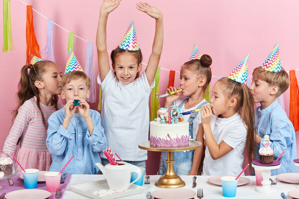 безумно счастливая атмосфера, настроение во время вечеринки
