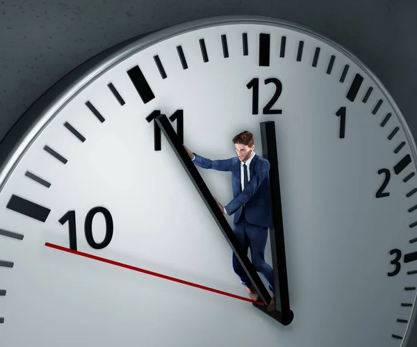 El hombre está luchando por más tiempo —  Fotos de Stock