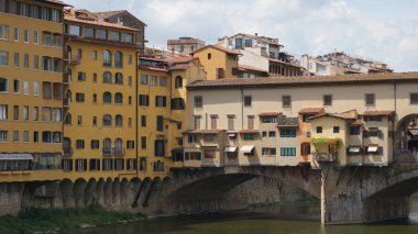 Ponte Vecchio, İtalya, Floransa 'daki Arno nehri üzerinde.