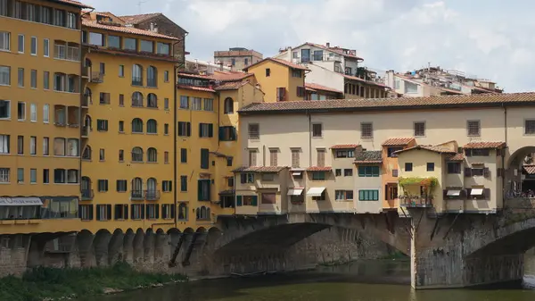 Ponte Vecchio πάνω από τον ποταμό Arno στη Φλωρεντία, Ιταλία — Φωτογραφία Αρχείου