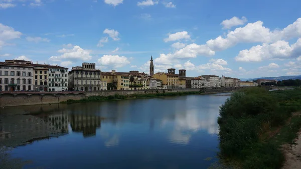 Le ciel se reflète dans la rivière Arno à Florence, Toscane, Italie — Photo