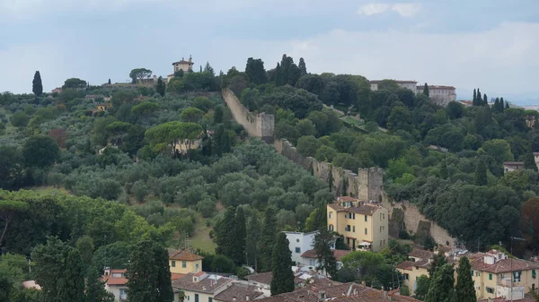 Fragment des remparts de Florence. Le mur médiéval, construit autour de la ville de Florence, a été construit six fois pour protéger la ville. Florence, Toscane, Italie . — Photo