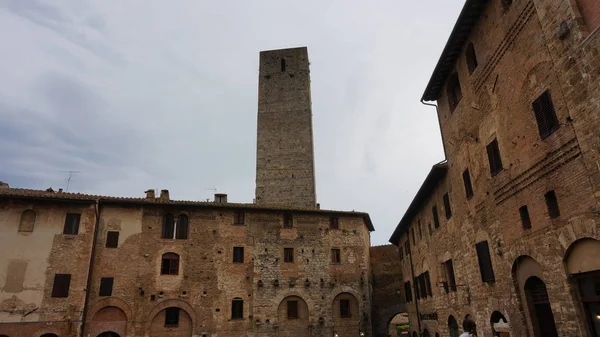 Malebný pohled věží v San Gimignanu v západu slunce, Toskánsko, Itálie — Stock fotografie