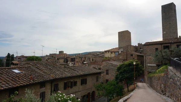 Pintoresca vista de las torres en San Gimignano al atardecer, Toscana, Italia — Foto de Stock