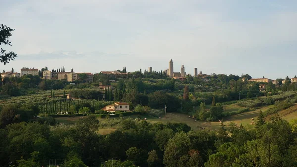 Vue sur San Gimignano, petite ville médiévale de Toscane - Italie . — Photo