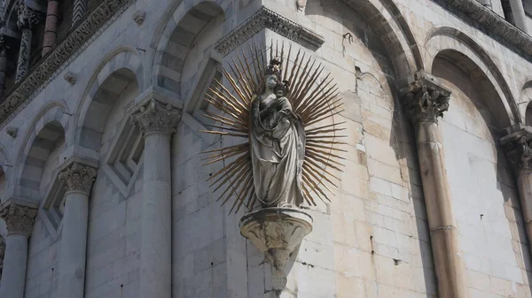 San Michele in Foro. Rooms-katholieke basiliek in Lucca, Italië Madonna Toscane — Stockfoto