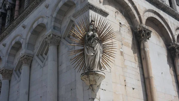 San Michele Foro içinde. Roma Katolik Bazilikası kilise Madonna Toskana'daki Lucca, İtalya — Stok fotoğraf