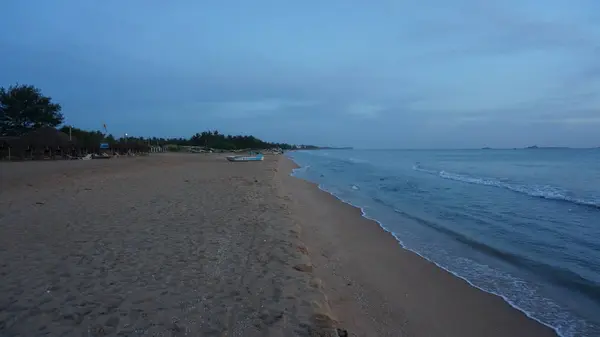 Matahari terbit di pantai yang indah di nilaveli, sri lanka — Stok Foto