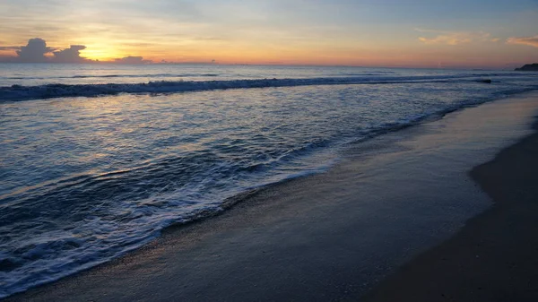 Схід сонця на красивому пляжі в Нілавелі, Шрі-Ланка — стокове фото