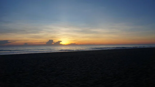 Lever de soleil sur une belle plage à nilaveli, sri lanka — Photo