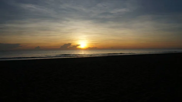 Sol levantar em uma praia no leste sri lanka — Fotografia de Stock