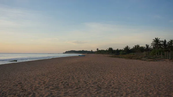 斯里兰卡尼拉维利的热带隆利海滩 — 图库照片