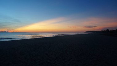 Dalgalara yansıyan sıcak renkler, mavi ve mor litghts ile gündoğumu