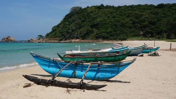 Pantai lonley dengan perahu nelayan tradisional — Stok Foto