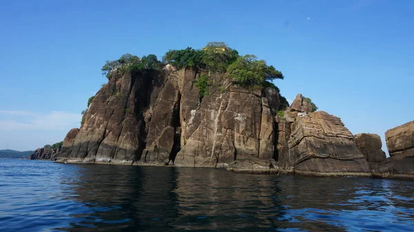 Rocha no oceano indiano com um templo hindu no topo em Trincomale — Fotografia de Stock