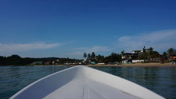 Melihat dryland dari haluan kapal putih — Stok Foto