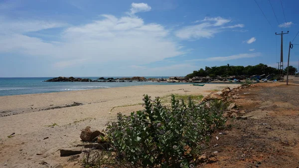 Bateaux de pêche sur une plage isolée dans l'est du Sri Lanka — Photo