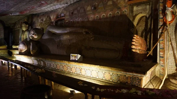 Templos de cuevas de Dambulla en Sri Lanka, cuevas budistas y templos — Foto de Stock