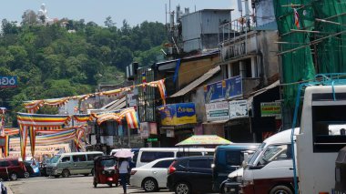 Dükkanlar ile sokak sahnesi, Kande Vihara'da Buda heykeli. Bu Sri Lanka'daki en büyük oturan Buda.