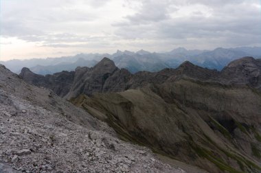 alplerde kaba sert manzara