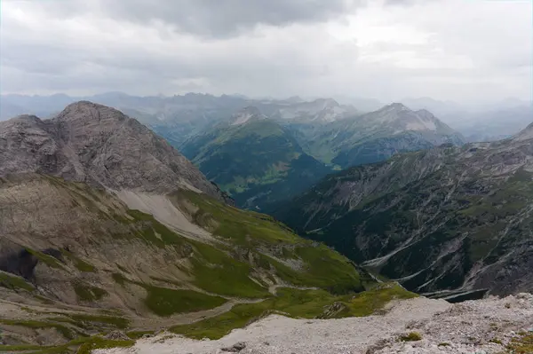 Paysage rude et rude dans les Alpes — Photo