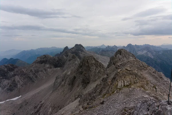 De Alpen. Landschappen. puntige stekelige rots pieken — Stockfoto