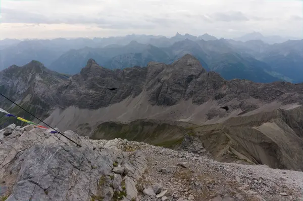 Les Alpes. Paysages. pointes rocheuses pointues — Photo