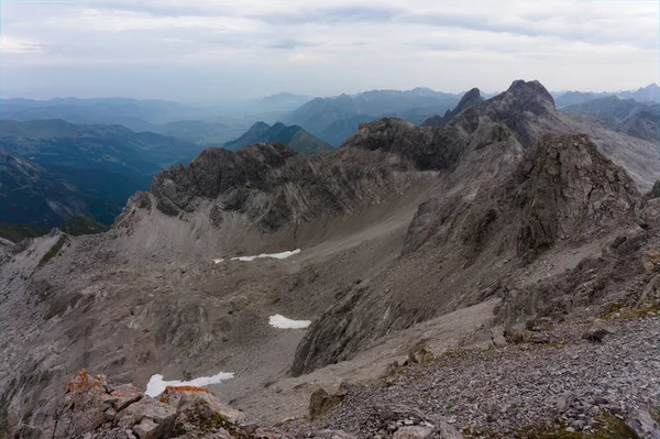 Alpler. Manzara. sivri dikenli kaya zirveleri — Stok fotoğraf