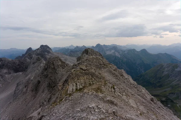 Alpler. Manzara. sivri dikenli kaya zirveleri